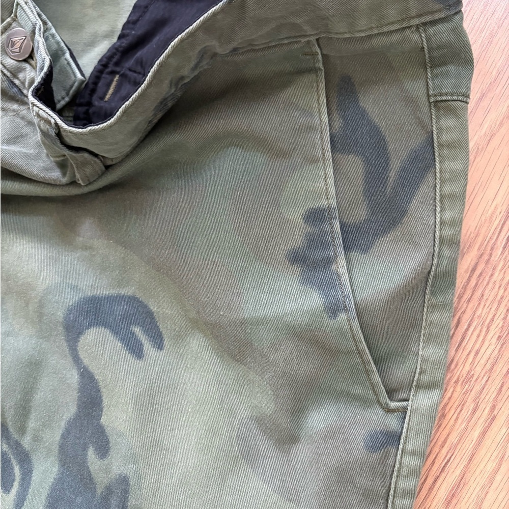 Men’s Camouflage shorts- stylish and comfortable for outdoor adventures - Picture 3 of 5